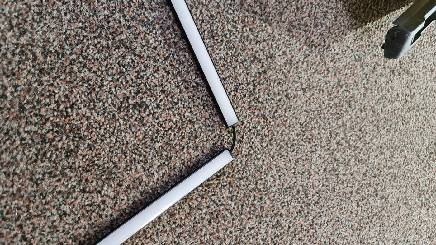 - LedStore Ledlist i svart profil med hörnanslutning, klar för installation.