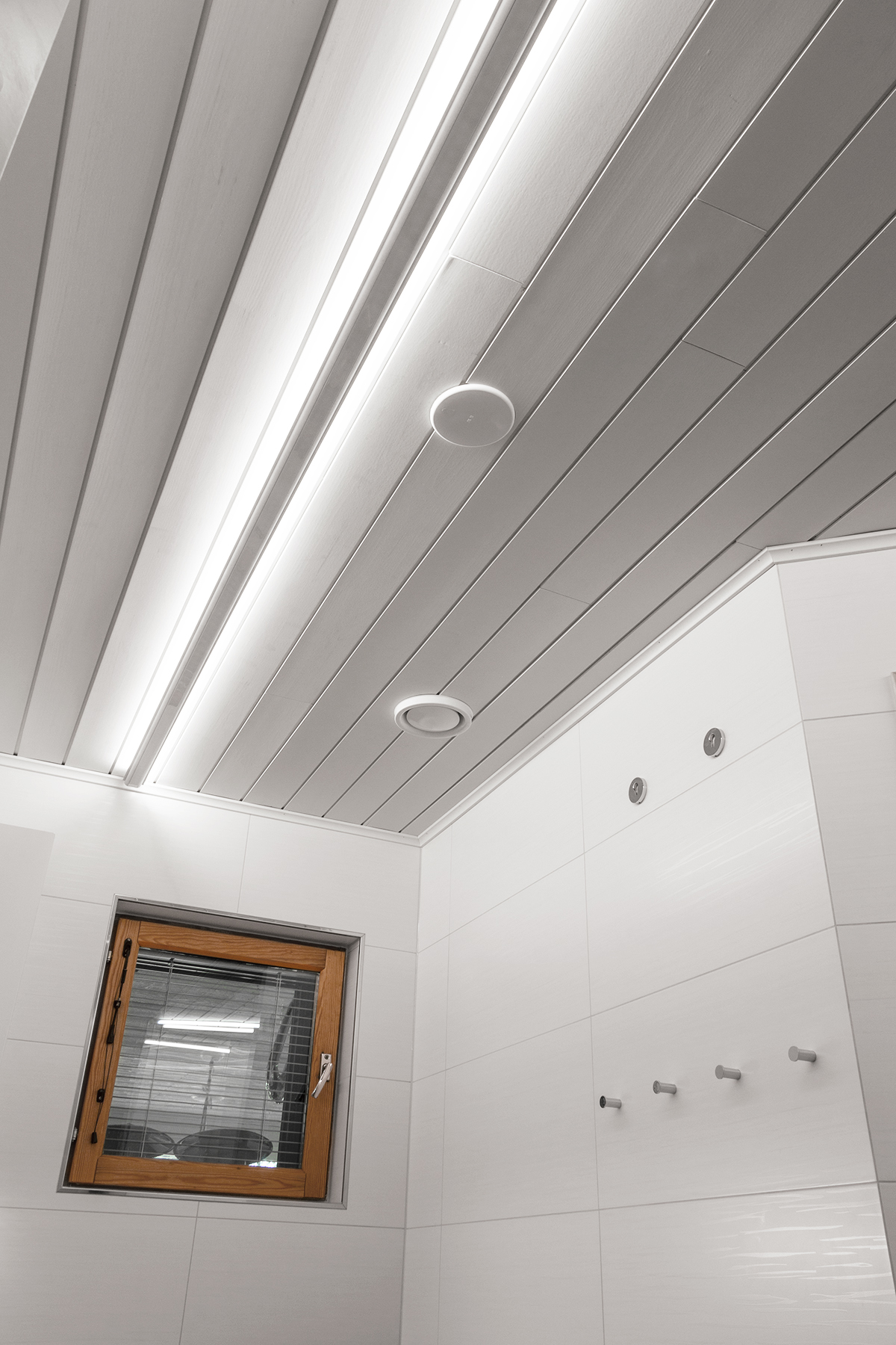 Led-profiler i taket ger indirekt ljus till badrummet