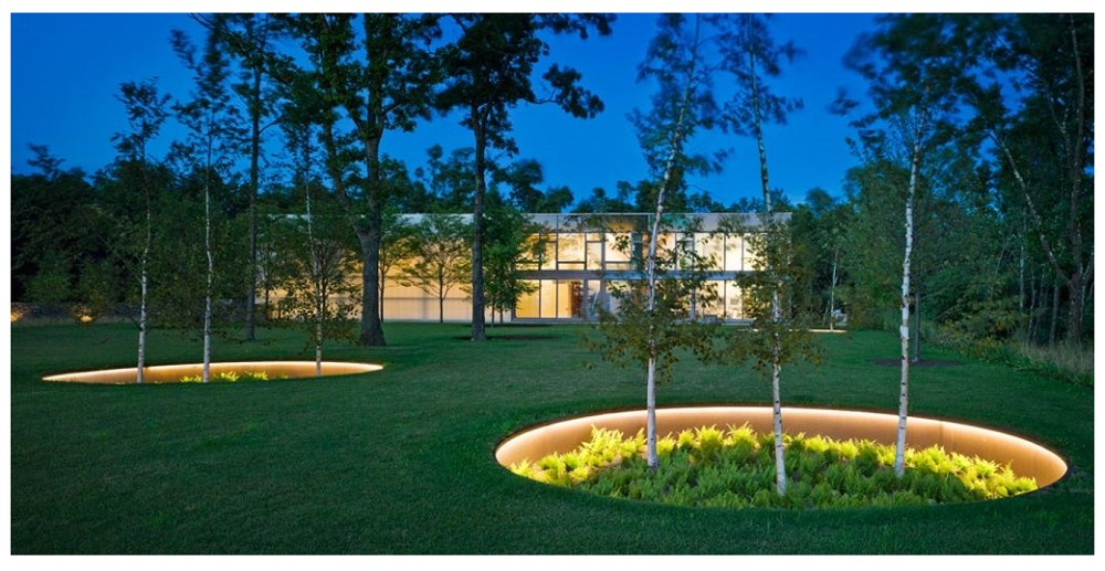 Iso istutuslaatikko - LedStore Ledt band vid basen av ett träd.