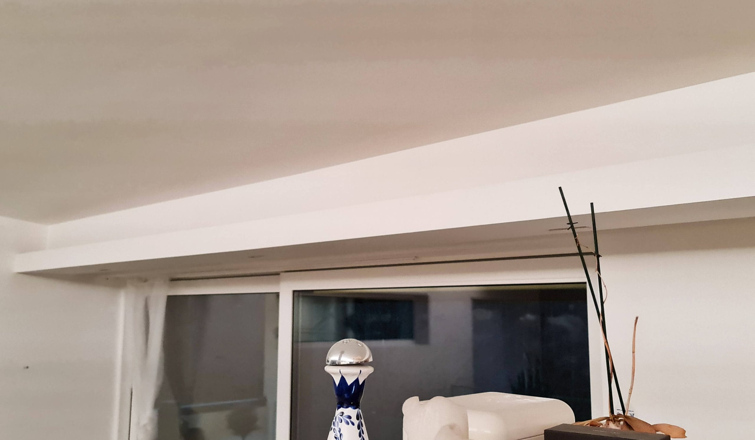 - LedStore Sisustus isolla ikkunalla, läpinäkyvä verho, LED-valaistu sinivalkoinen maljakko, jossa on pallomainen yläosa, ja ohuet tikkuja tyylikkääseen sisustukseen.