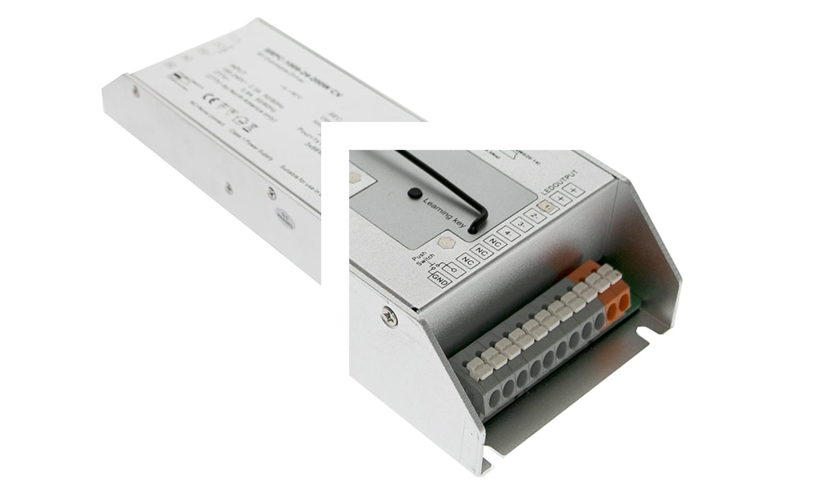 - LedStore Lähikuva elektronisesta laitteesta, jossa on metallikotelo, riviliitin, LED-ilmaisimet, sertifiointimerkit ja tarrat, jotka esittelevät vankkaa muotoilua.