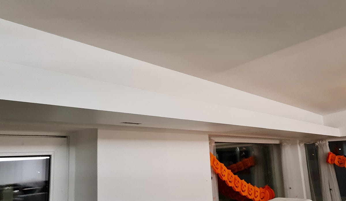 - LedStore Kattonurkkaus Halloween-sisustettuna: oranssit kurpitsaleikkaukset hehkuvat pehmeästi LED-valojen alla täydentäen minimalistista, modernia huonesuunnittelua.