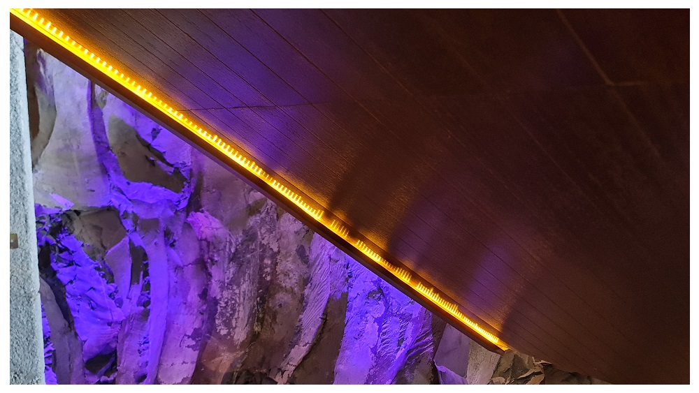 Le valonauha asennettuna portaan alle ilman alumiiniprofiilia - LedStore Varför behöver LED-band en aluminiumprofil? Eftersom LED-lampan annars kan stänga av LED-kretsarna när den värms upp.