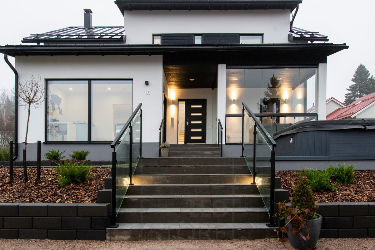 Led VIISTO seinävalalaisin ulos LedStore.fi_9 - LedStore Entrén och terrassen belyses av en dubbelriktad armatur Viisto 2. Ledstore.fi