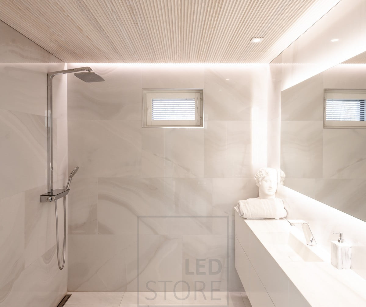 Led spotit LedStore.fi_124 - LedStore Badrummet har en mångsidig och stämningsfull belysning. HALO 1200 som en ljus spegel och CHEAP KANTTI led spots på nivån som belyser ansiktet ovanifrån. Ledlist installerad i spåret mellan tak och vägg för att belysa utrymmet med indirekt stämningsbelysning genom väggen. Ledstore.fi