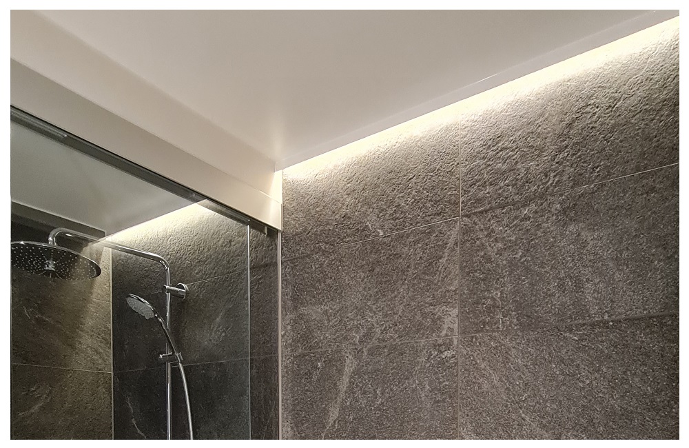 Led valonauha asennettuna valkoiseen muovilistaan ei kestä pitkään - LedStore Ledlampa monterad på en vit plastlist håller inte länge