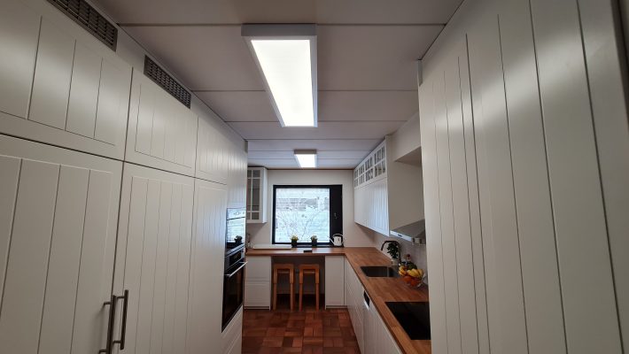 Led-lampor installerade i kökstaket Led-lampor installerade i kökstaket