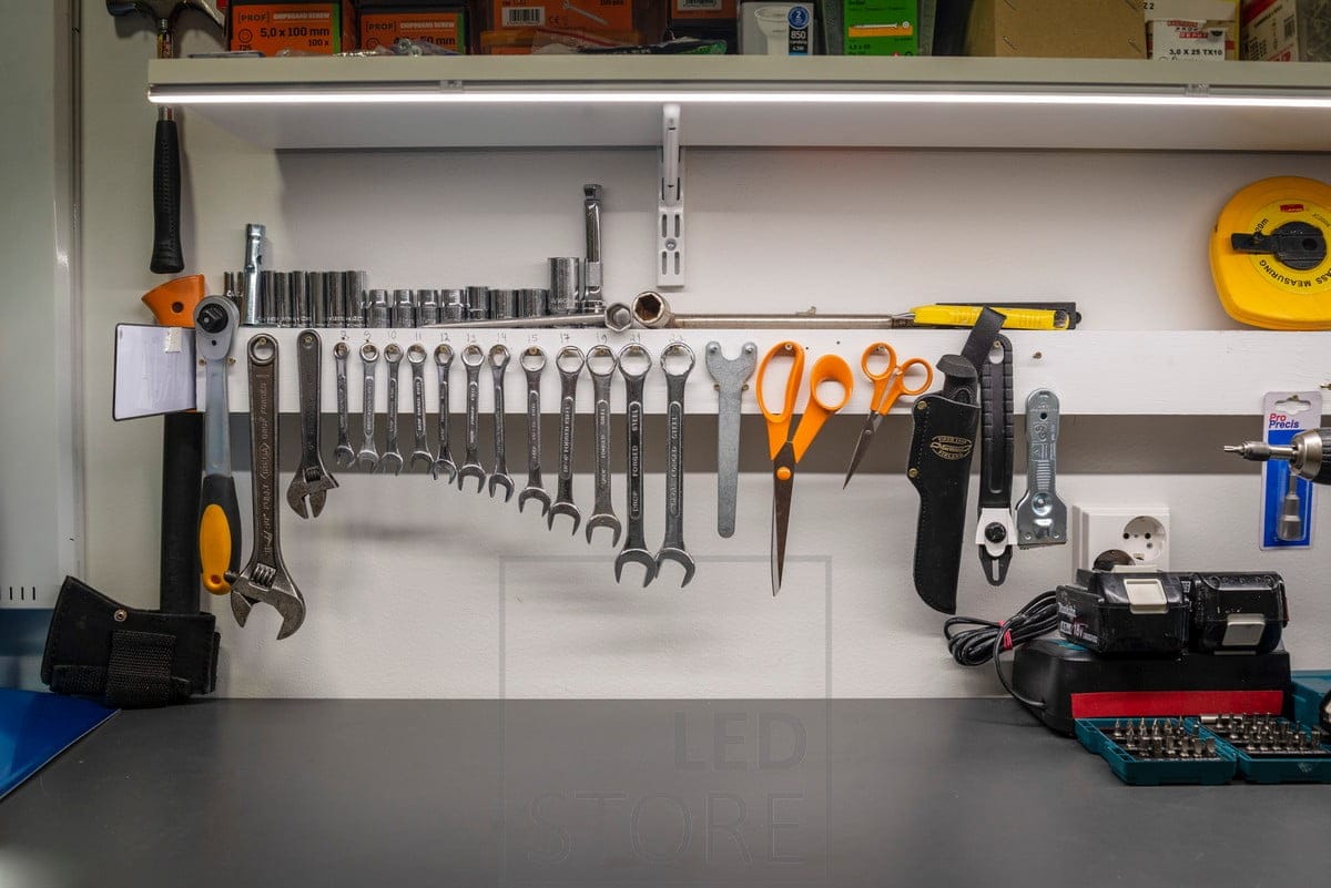 LedStore - LedStore Ledband i låg ytprofil för belysning av arbetsstation och verktyg. Ledstore.fi