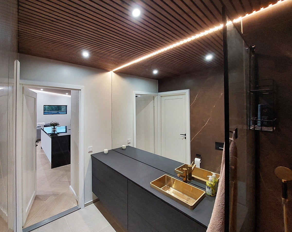 V_20220920_192151 - LedStore Badrummet har tillräcklig belysning med en kombination av 9W spotlights och LED-lister