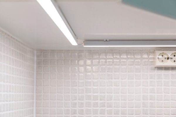 Renovering av belysningen i ett flerfamiljshus med LED-lister och halogenlampor
