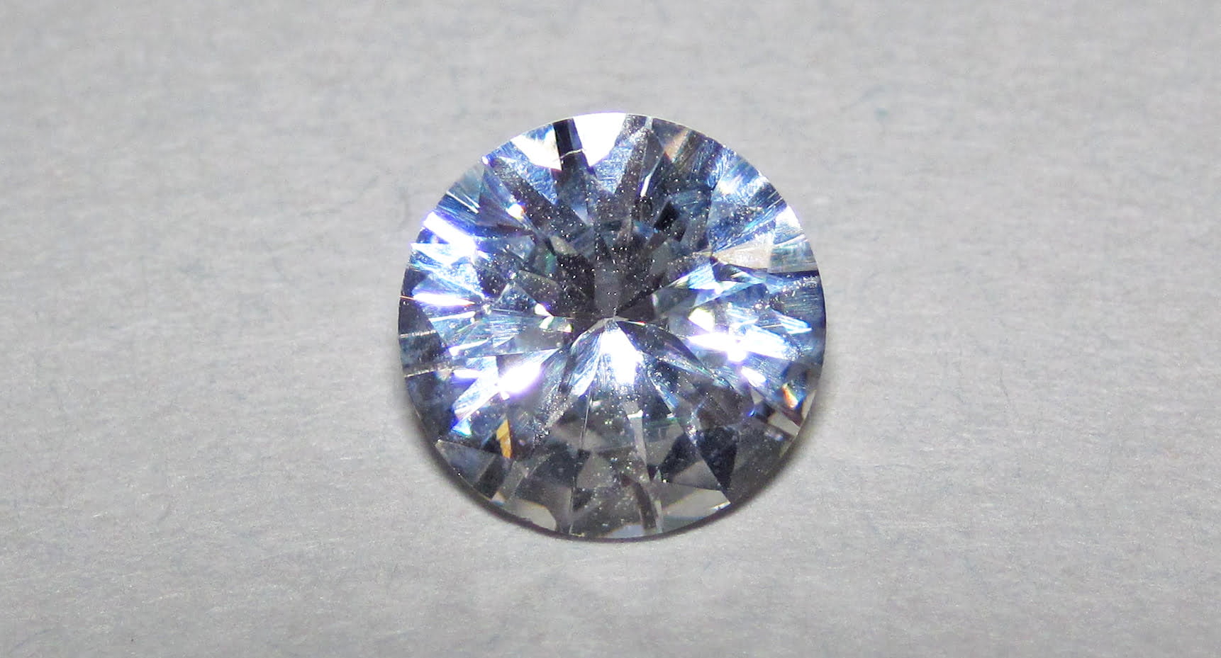 Led History - Yttrium aluminium granat. Foto: James St. John