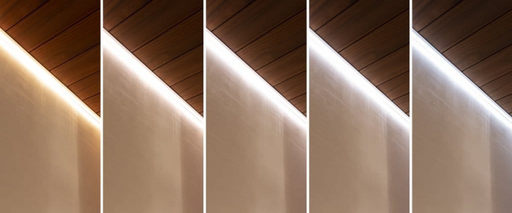 cct nauha kollaasi - LedStore Neljä kattopaneelia upotetuilla LED-valoilla lämpimän keltaisena, pehmeän valkoisena, neutraalin valkoisena ja viileän valkoisena, korostaen puupaneloituja ja beigejä seiniä.