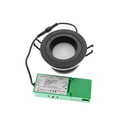 Svart infälld LED-downlight med grönt LED-drivdon och svart kabel på vit bakgrund - en energieffektiv belysningslösning.
