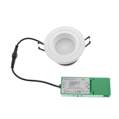 Rund LED-downlight med metallklämmor, ansluten till en grön strömförsörjning med en svart kabel. Idealisk för energieffektiv inomhusbelysning.