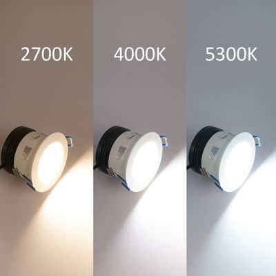 Tre LED-lampor med färgtemperaturerna 2700K (varm), 4000K (neutral) och 5300K (kall) lyser upp ytan och ger olika ljusfärger.