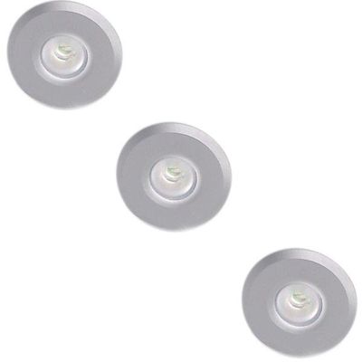 Alttext: diagonalt placerade, tre runda silverfärgade infällda taklampor på en vit bakgrund för att marknadsföra en butik med LED-belysning.