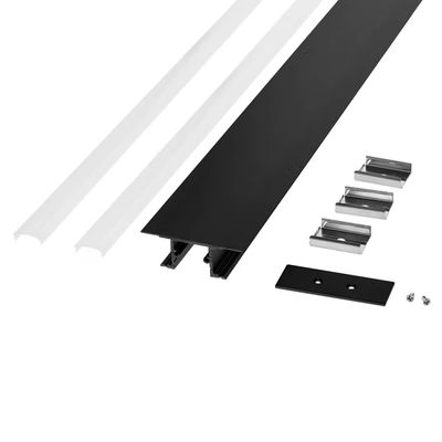 Kanalsats i aluminium för LED-ljusband med diffusorer, ändstycken och skruvar på vit bakgrund. Perfekt för eleganta belysningsinstallationer.