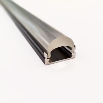 Närbild av en LED-profil i aluminium med rundad kupa mot en vit bakgrund, elegant design och modern belysningslösning.