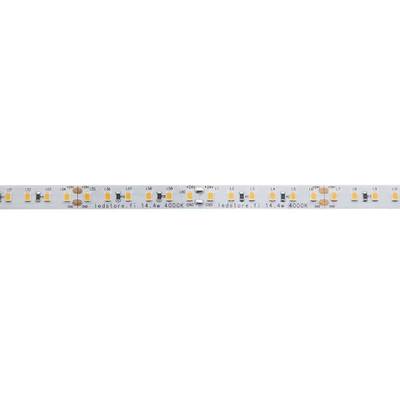 Närbild på ett flexibelt LED-ljusband med synliga dioder och tryckta specifikationer, perfekt för energieffektiva belysningslösningar.