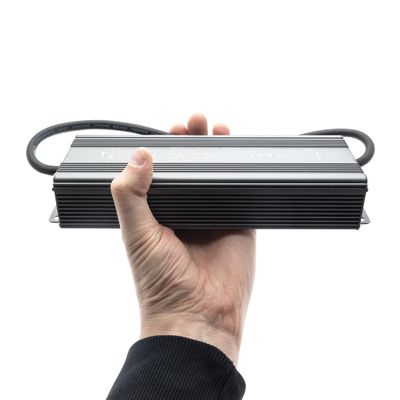 Handhållen LED-strömförsörjning med kablar i båda ändar, idealisk för energieffektiva belysningslösningar, med vit bakgrund.