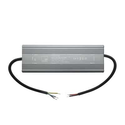 Rektangulär LED-styrenhet med två svarta kablar på vardera sidan, olikfärgade kablar för mångsidiga belysningsanslutningar.