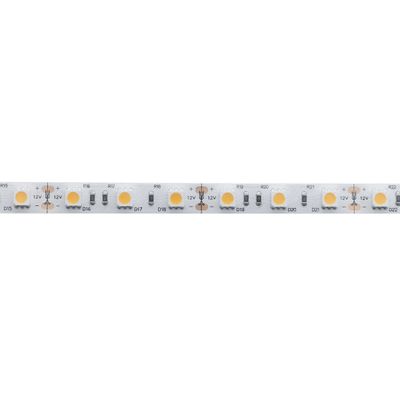 Närbild på en vit LED-remsa med små, jämnt fördelade cirkulära lysdioder och resistorer i ett linjärt mönster för effektiv belysning.