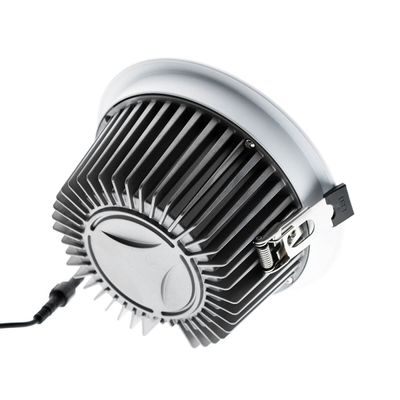 Svart och silverfärgad LED-downlight med borstad kylfläns, nätsladd och monteringsclips. Vinklad vy med en elegant design för effektiv belysning.