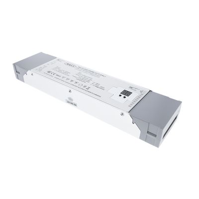 Närbild av en vit och grå elektronisk enhet för LED-armaturer med en etikett med tekniska data och symboler för optimal ljusprestanda.