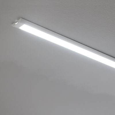 LED-taklampa med rör som ger en ljusstark och energieffektiv belysning för moderna vita interiörer.