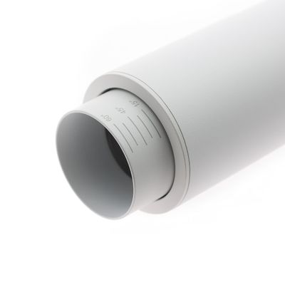 Närbild av en justerbar vit cylindrisk LED-armatur med plan yta, idealisk för moderna belysningslösningar i hemmet och i kommersiella miljöer.