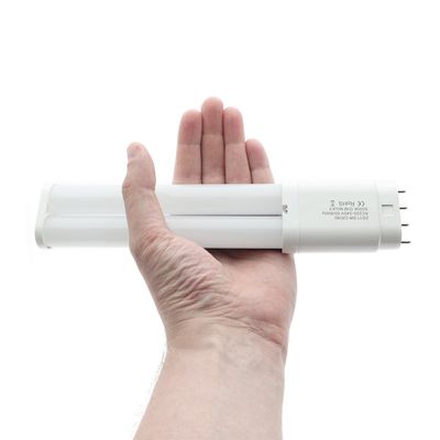 En person håller i en snygg LED-lampa med metallspik och presenterar moderna och energieffektiva belysningslösningar.