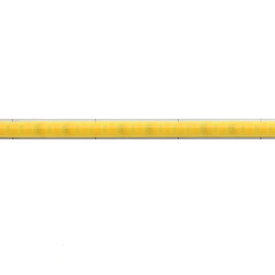 Närbild av en gul LED-remsa mot vit bakgrund, perfekt för energieffektiva belysningslösningar.