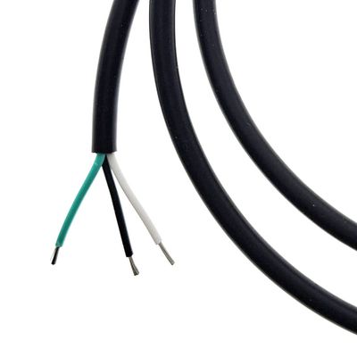 Nätkabel för belysning med tre synliga ledningar för LED-installation: grön, svart och vit.