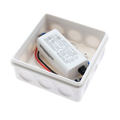 Vit rektangulär kopplingsdosa med kablage och märkt elektronisk komponent för installation av LED-belysning.