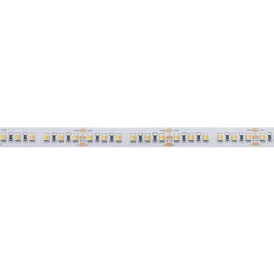 Närbild på ett LED-ljusband med flera små LED-lampor och elektroniska komponenter i en rak linje. En energieffektiv belysningslösning.