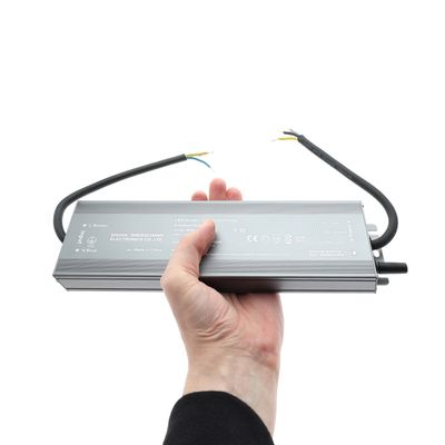 Rektangulär LED-lampa med markerade mått: längd 245 mm, höjd 32 mm, bredd 65 mm. Enkel linjeteckning med röda linjer för LED-belysning i butik.