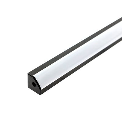 Triangulärt LED-ljusband med svart ram och vit diffusor, som ger en elegant minimalistisk design på en vit bakgrund, perfekt för moderna interiörer.