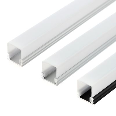 Närbild av tre vita rektangulära aluminiumprofiler med öppna kanaler, parallellt placerade mot en vit bakgrund. Perfekt för LED-belysningslösningar.