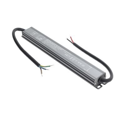 Närbild av den dimbara LED-styrenheten Silver TRAC med två kablar, med produktetiketter för belysningslösningar.