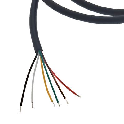 Närbild av en sextrådig, dubbelisolerad kabel.
