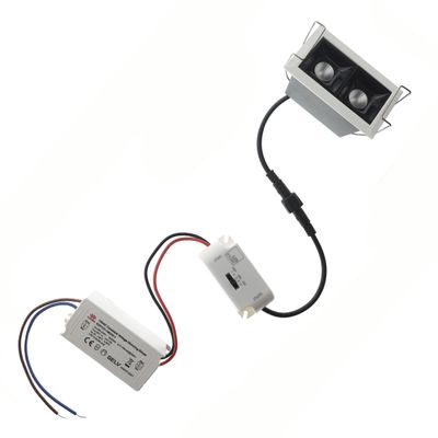 LED-belysningskomponenter med kablar, rörelsesensor och strömförsörjning, med vit bakgrund för installation av elektroniska enheter.