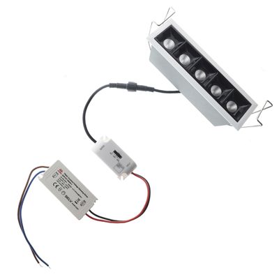 LED-downlight med 5 glödlampor, rektangulär, ansluten till en elektronisk strömförsörjning via kablar och kontakter för effektivare belysning.