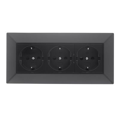Svart vinkelformad geometrisk LED-belysning på en vit bakgrund som visar upp modern design för moderna utrymmen. Perfekt för att förhöja din interiör.