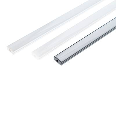 Närbild på ett vitt rektangulärt LED-ljusband med monteringshål, perfekt för energieffektiva belysningslösningar i hemmet.
