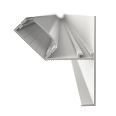 3D-rendering av en grå L-formad metallprofil med tydliga spår och räfflor mot en vit bakgrund, perfekt för LED-belysningsinstallationer.
