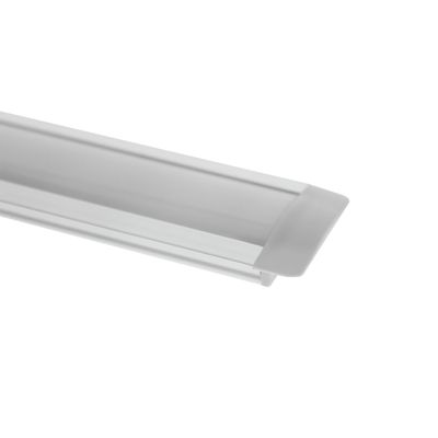 Närbild av en modern svartvit LED-ljusramp mot en vit bakgrund, perfekt för minimalistisk design. Idealisk för eleganta LED-belysningslösningar.