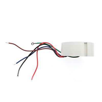 Vit cylindrisk LED-enhet med synliga färgade ledningar (röd, svart, blå, grön) på en vit bakgrund för att förbättra belysningslösningar.