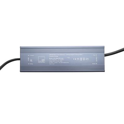 Rektangulär LED-kontroller med varumärkestext, produktinformation och sladdar i båda ändar mot en vit bakgrund.