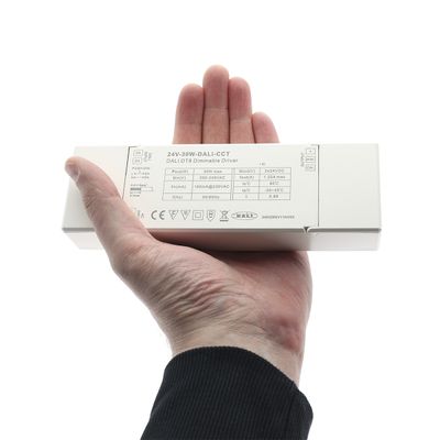 Närbild av en handhållen rektangulär vit LED-styrenhet med tydliga tryckta etiketter och specifikationer för effektiva belysningslösningar.