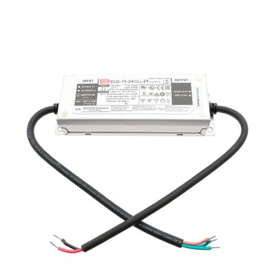 Närbild av en rektangulär LED-styrenhet med markerade in- och utgångar. Inklusive svarta kablar som avslutas med nakna trådar för enkel anslutning.